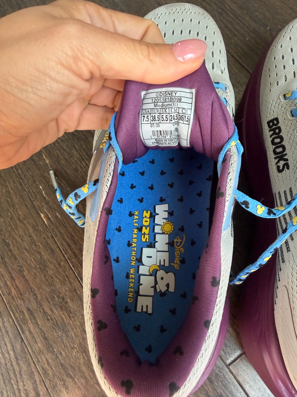 runDisney x Brooks Ghost Max 3 — 2025 Wine & Dine Half Marathon — 7.5 Medium - Picture 6 of 9